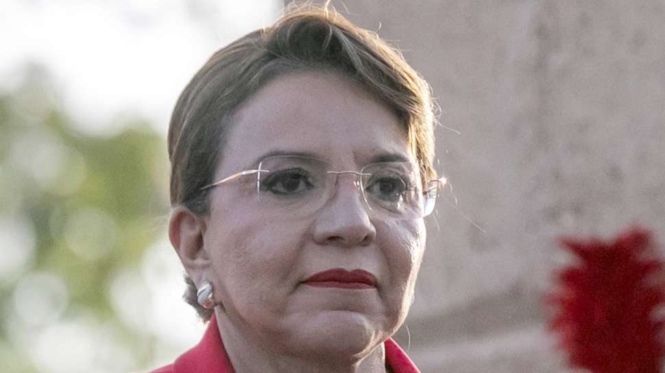 epa12343742 Honduran President Xiomara Castro speaks during the ceremony to kick off the independence celebrations from the Spanish Crown in Tegucigalpa, Honduras, 01 September 2025. Castro said that, as Commander-in-Chief of the Armed Forces, she has 'ordered that the patriotic mission of safeguarding a free and transparent democratic process be fulfilled', referring to the general elections on 30 November.  EPA/STR