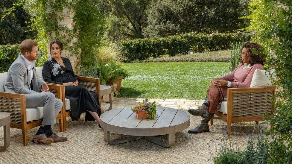 Segundo Meghan, apesar de Archie garantir o título de príncipe quando Carlos subir ao trono, teriam surgido sinais de que a convenção pudesse ser mudada para travar o privilégio