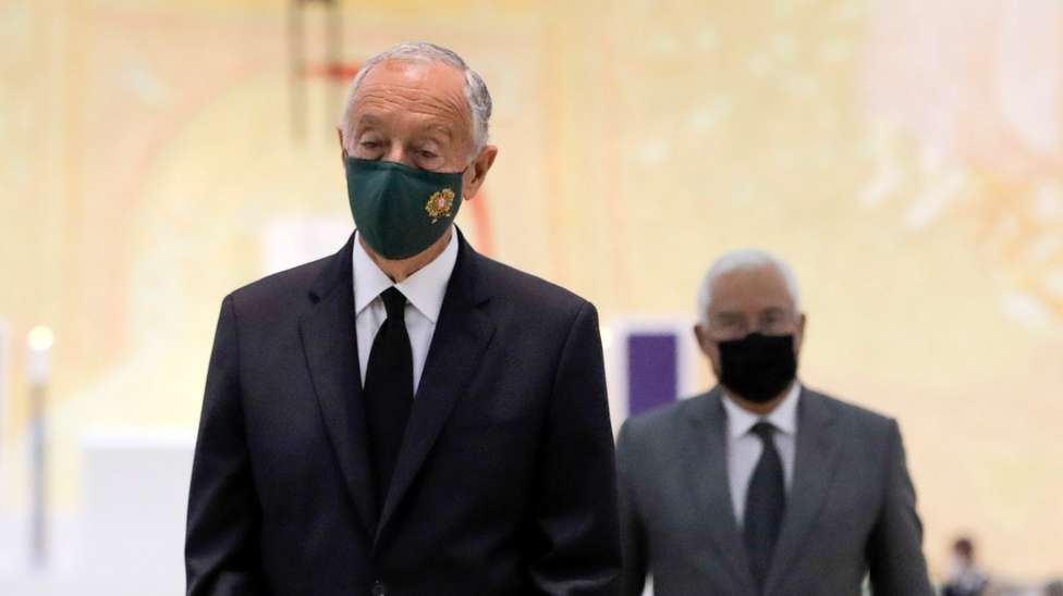 O Presidente da República, Marcelo Rebelo de Sousa (E), acompanhado pelo primeiro-ministro António Costa (D), participam na missa de sufrágio pelas vítimas da pandemia em Portugal, na Basílica da Santíssima Trindade do Santuário de Fátima, 14 de novembro de 2020. A missa é celebrada por José Ornelas Carvalho, bispo de Setúbal e presidente da CEP, no âmbito da 199.ª Assembleia plenária da Conferência Episcopal Portuguesa (CEP). PAULO CUNHA /LUSA