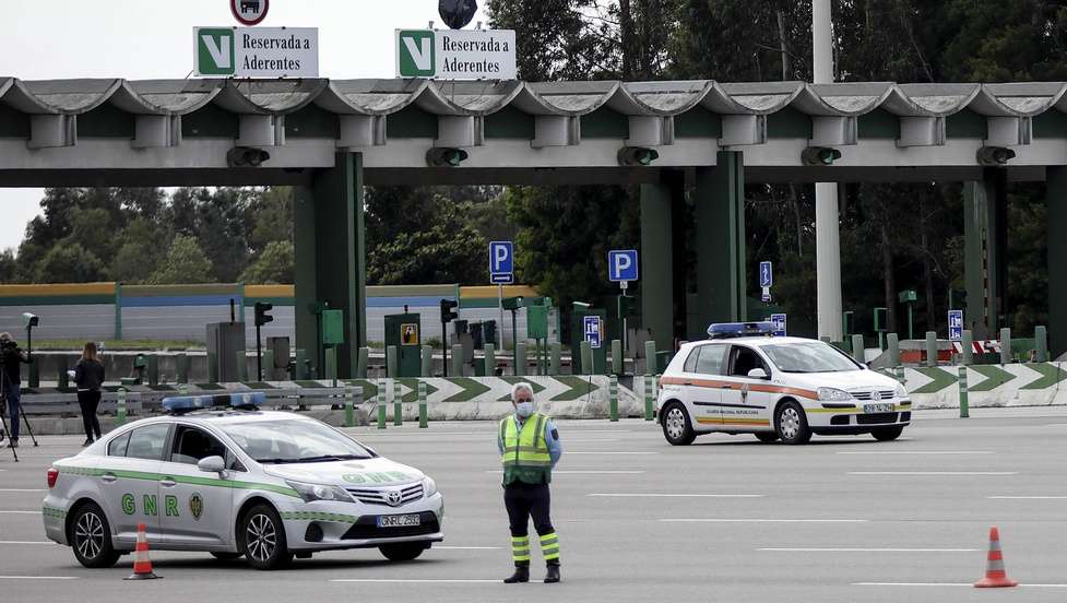 Militares da GNR durante uma operação stop de sensibilização para o cumprimento do dever geral de isolamento, na Autoestrada A1 nas portagens dos Carvalhos/Grijó no sentido Sul/Norte, Vila Nova de Gaia, 29 de março de 2020. MANUEL FERNANDO ARAÚJO/LUSA