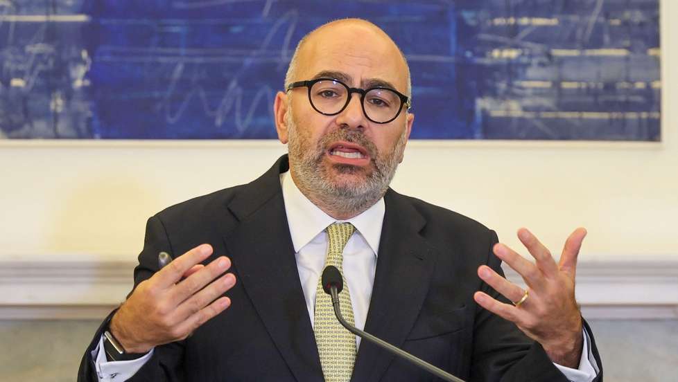 O ministro das Infraestruturas e Habitação, Miguel Pinto Luz, fala aos jornalistas após a reunião do Conselho de Ministros, esta tarde no Palácio de São Bento em Lisboa, 25 de setembro de 2025. MANUEL DE ALMEIDA/LUSA