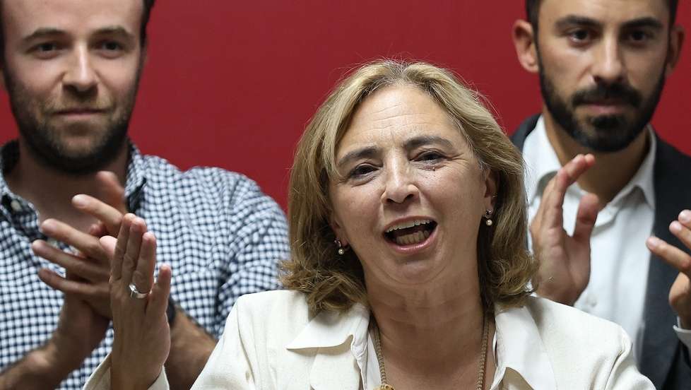 A candidata do Partido Socialista (PS) à Câmara Municipal de Almada, Inês de Medeiros, faz o discurso de vitória com apoiantes na sede de campanha na noite eleitoral das eleições Autárquicas 2025, em Almada, Setúbal, 12 de outubro de 2025. Mais de 9,3 milhões de eleitores podem votar nas eleições autárquicas em Portugal, a 12 de outubro de 2025. CARLOS M. ALMEIDA/LUSA