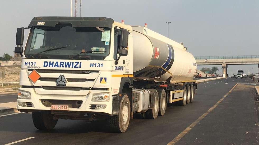 Um camião cisterna passa pela EN1, principal estrada que liga o sul e o norte de Moçambique, na zona de Matenga, onde têm acontecido ataques armados a viaturas, Gorongosa, Moçambique, 12 de novembro de 2019. A aldeia fica entre duas novas posições das Forças de Defesa e Segurança, e não distante de onde foi abatido um agente policial e incendiado um carro patrulha, em outubro, e atacado um autocarro de um grupo religioso, ferindo três fiéis, na terça-feira. (ACOMPANHA TEXTO DO DIA 13 DE NOVEMBRO DE 2019). ANDRÉ CATUEIRA/LUSA