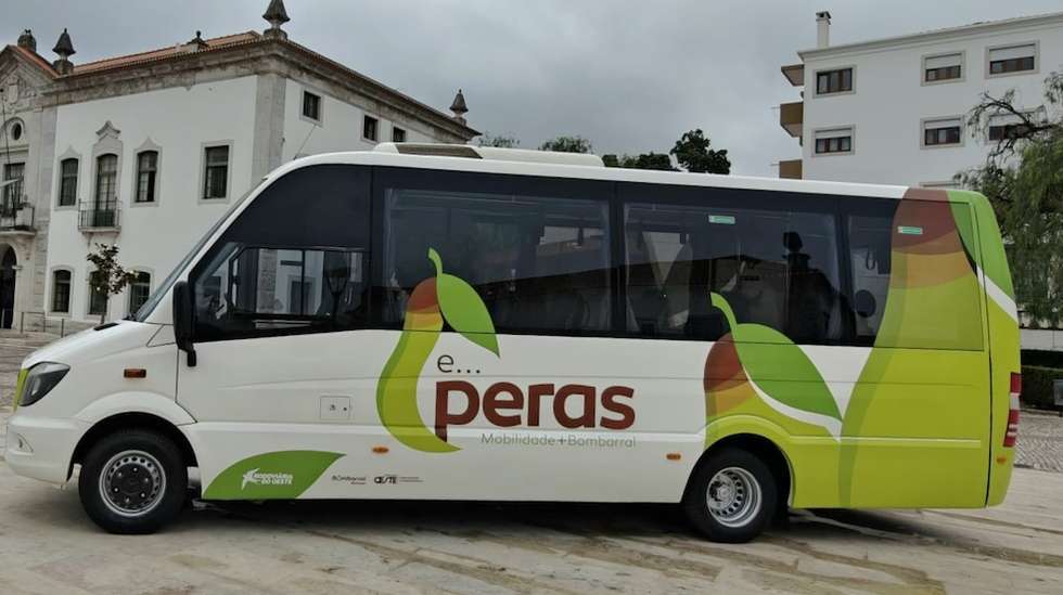 O autocarro, com 19 lugares sentados, vai "passar de forma circular" pela sede do concelho nos dias úteis