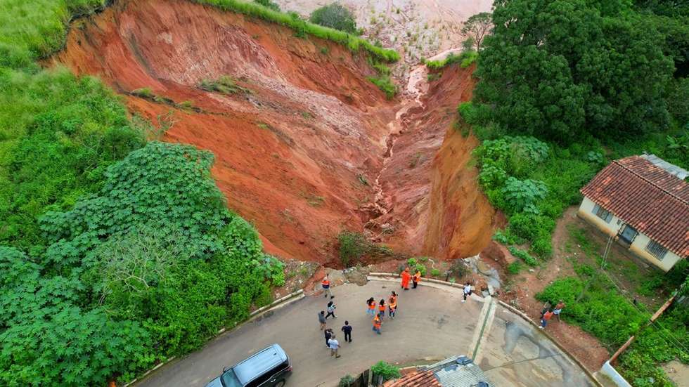As voçorocas são um fenómeno geológico em que a água das chuvas provoca deslizamento de terras, abrindo crateras no solo