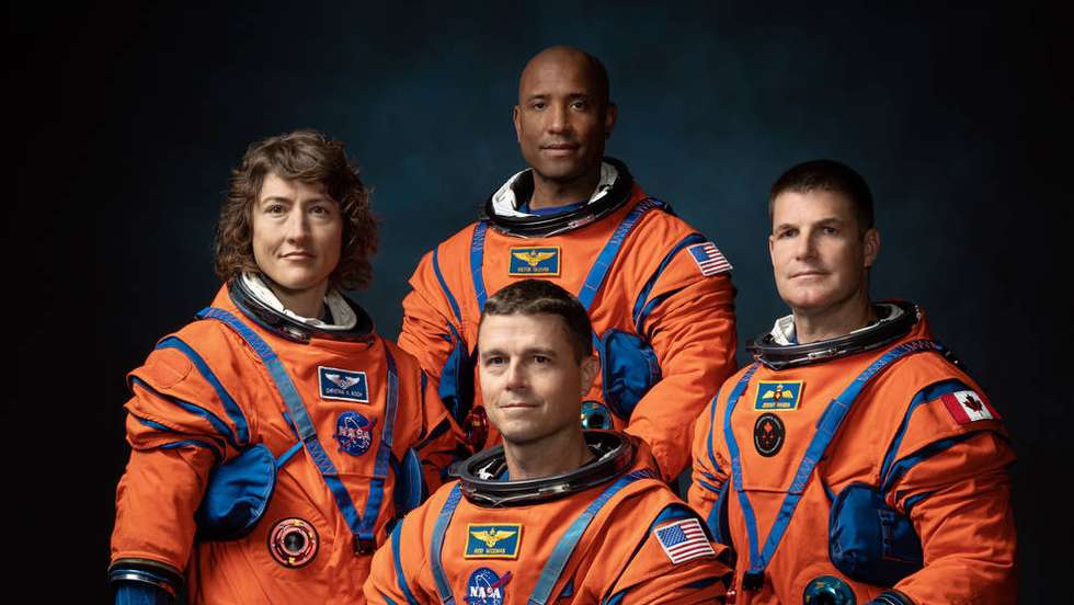 Christina Hammock Koch (à esquerda), Reid Wiseman (sentado), Victor Glover (atrás) e Jeremy Hansen (à direita)