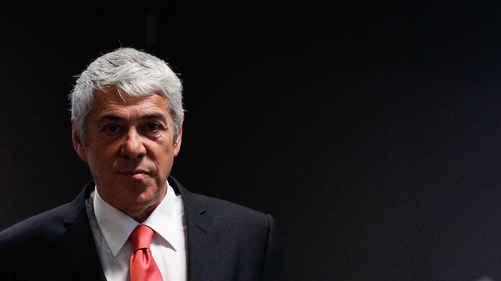 O antigo primeiro-ministro, José Sócrates (D), à chegada para prestar novas declarações na instrução do processo Operação Marquês, depois de ter sido chamado a depor pelo juiz Ivo Rosa, que tinha programado para hoje o início do debate instrutório, no Campus de Justiça, em Lisboa, Portugal, 04 março 2020. A Operação Marquês conta com 28 arguidos – 19 pessoas e 9 empresas -, entre os quais o ex-primeiro-ministro José Sócrates, o banqueiro Ricardo Salgado, o empresário e amigo de Sócrates Carlos Santos Silva e altos quadros da Portugal Telecom e está relacionado com crimes de corrupção, ativa e passiva, branqueamento de capitais, falsificação de documento e fraude fiscal. ANTÓNIO COTRIM/POOL/LUSA
