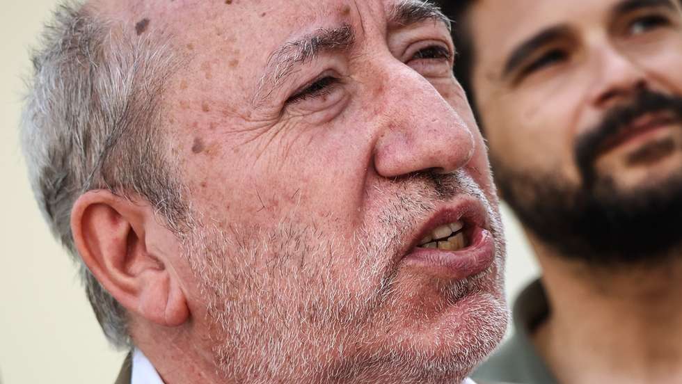O candidato às presidenciais do Partido Comunista Português (PCP), António Filipe, fala os jornalistas durante a marcha da Frente Comum dos Sindicatos da Administração Pública (FCSAP) "Serviços Públicos não são mercadoria!", do Largo da Estrela até ao Palácio de São Bento, em Lisboa, 17 de julho de 2025. RODRIGO ANTUNES/LUSA