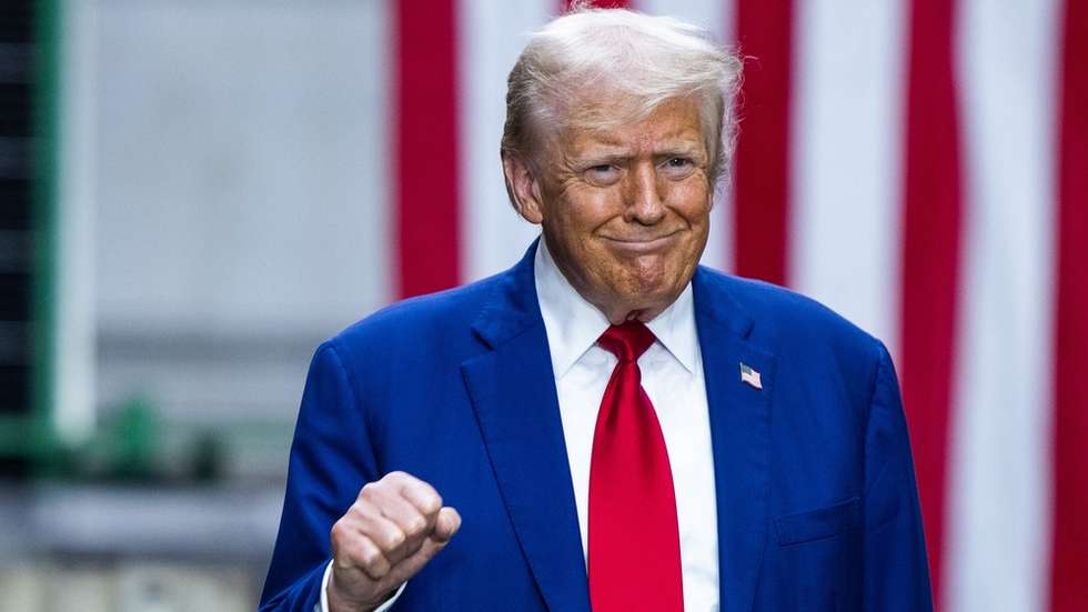 epa11555536 Former US President and Republican presidential nominee Donald Trump prepares to deliver remarks to the press on his economic agenda at a machining manufacturer in York, Pennsylvania, USA, 19 August 2024. Trump used the opportunity to go after his rival Vice President Kamala Harris' economic plan.  EPA/JIM LO SCALZO
