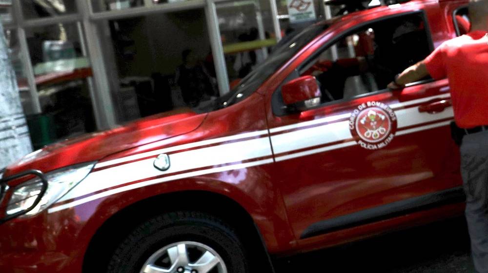 epa07297504 Firemen extinguish a fire in a hospital in downtown Sao Paulo, Brazil, 18 January 2019. The fire started in an air conditioning refrigeration engine in the Heart Institute near Paulista Avenue. The authorities managed to extinguish the fire in little more than half an hour without any injuries or fatalities.  EPA/Fernando Bizerra Jr.