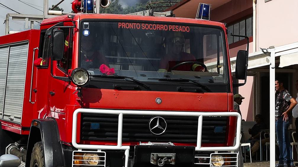 Bombeiros participam no combare ao incêndio no concelho da Calheta, Madeira, 12 de outubro de 2023. O incêndio deflagrou cerca das 18:00 de quarta-feira na freguesia dos Prazeres, no município da Calheta, na zona oeste da Madeira, e motivou a retirada de 120 hóspedes do Hotel Jardim Atlântico”, cerca das 20:00, embora o fogo não tenha atingido a infraestrutura. HOMEM DE GOUVEIA/LUSA