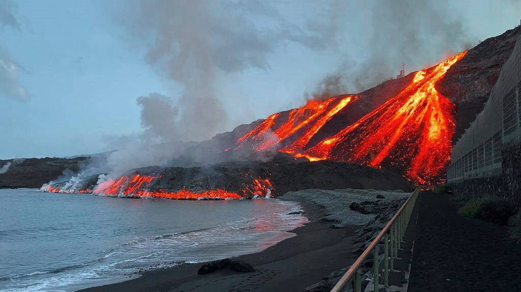 Lava atinge o mar na ilha de La Palma