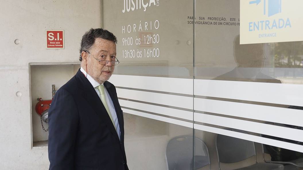 O ex-ministro da Economia e arguido no julgamento do processo EDP, Manuel Pinho, à chegada para o início do julgamento no Campus de Justiça, em Lisboa, 10 de outubro de 2023. O julgamento do processo EDP tem como arguidos o antigo presidente do BES, Ricardo Salgado, o ex-ministro da Economia Manuel Pinho e a mulher, Alexandra Pinho.  ANTÓNIO PEDRO SANTOS/LUSA