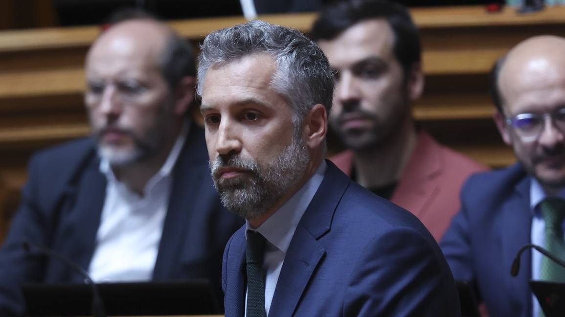 O deputado e secretário-geral do Partido Socialista (PS), Pedro Nuno Santos, intervém durante o debate parlamentar com a presença do primeiro-ministro, Luís Montenegro (ausente na foto), na Assembleia da República, em Lisboa, 26 junho de 2024. ANTÓNIO COTRIM/LUSA