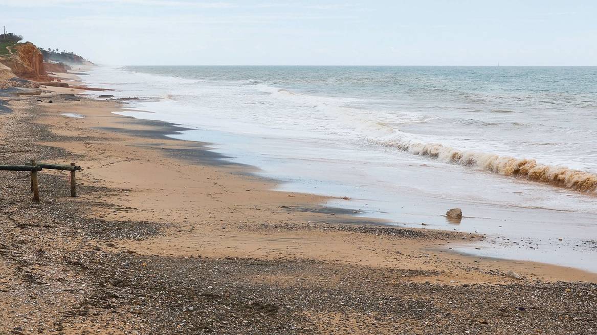 Praia do Forte Novo, Quarteira, 2 de abril de 2024. Agência Portuguesa do ambiente tem um projeto de 14 milhões de euros para repor areia numa faixa  litoral que inclui a praia do Forte Novo cujo areal desapareceu após o temporal da  última senana. LUÍS FORRA/LUSA