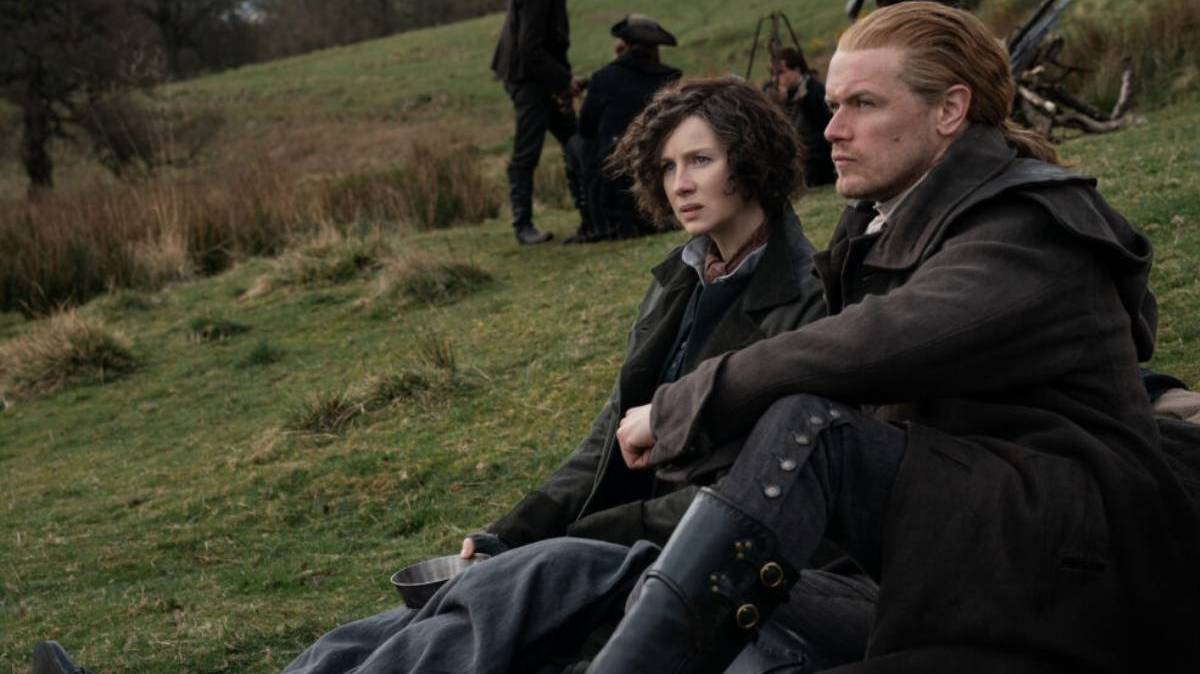 “Outlander” fez explodir a carreira de Sam Heughan e foi muito além das fronteiras da Escócia com uma história de amor arrebatadora que começa com uma viagem no tempo de uma enfermeira, Claire (Caitriona Balfe), transportada de 1945 para 1743