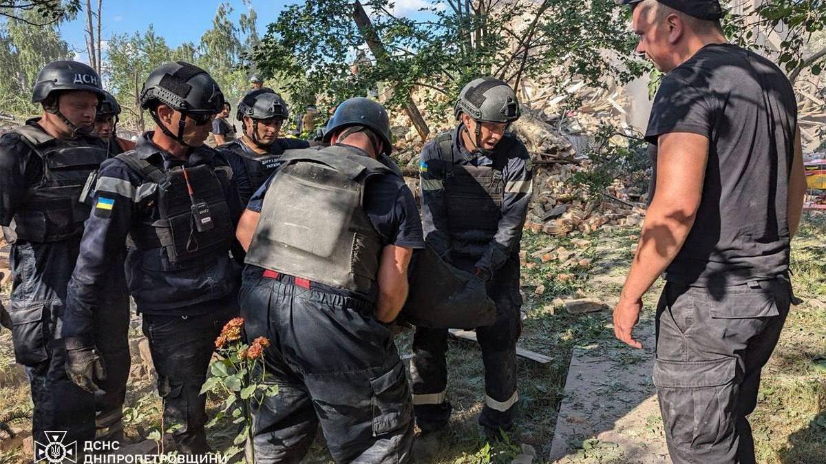 epa11406556 A handout photo released by the press service of the State Emergency Service (SES) of Ukraine shows rescuers carrying a body at the site of a missile strike in Kryvyi Rih, central Ukraine, 12 June 2024, amid the Russian invasion. At least nine people have been killed and 29 others injured, including five children, after a Russian rocket attack on a residential building in the city, the Prosecutor General&#039;s Office of Ukraine said.  EPA/STATE EMERGENCY SERVICE OF UKRAINE HANDOUT -- BEST QUALITY AVAILABLE -- MANDATORY CREDIT: STATE EMERGENCY SERVICE OF UKRAINE --  HANDOUT EDITORIAL USE ONLY/NO SALES HANDOUT EDITORIAL USE ONLY/NO SALES