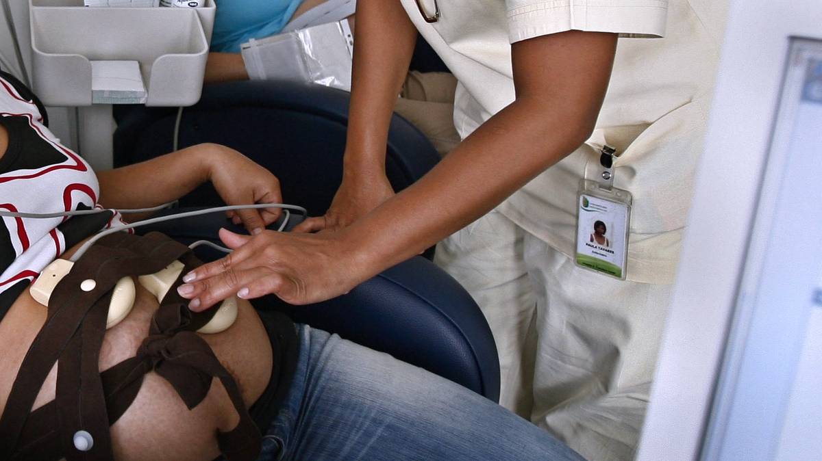 Utentes do serviço de urgência de obstetrícia, no Hospital S. Francisco Xavier, que reabriu no final do mês de Agosto, após ter estado encerrado durante uma semana devido à falta de pessoal, 10 Setembro 2008, em Lisboa. (ACOMPANHA TEXTO) JOSÉ SENA GOULÃO / LUSA