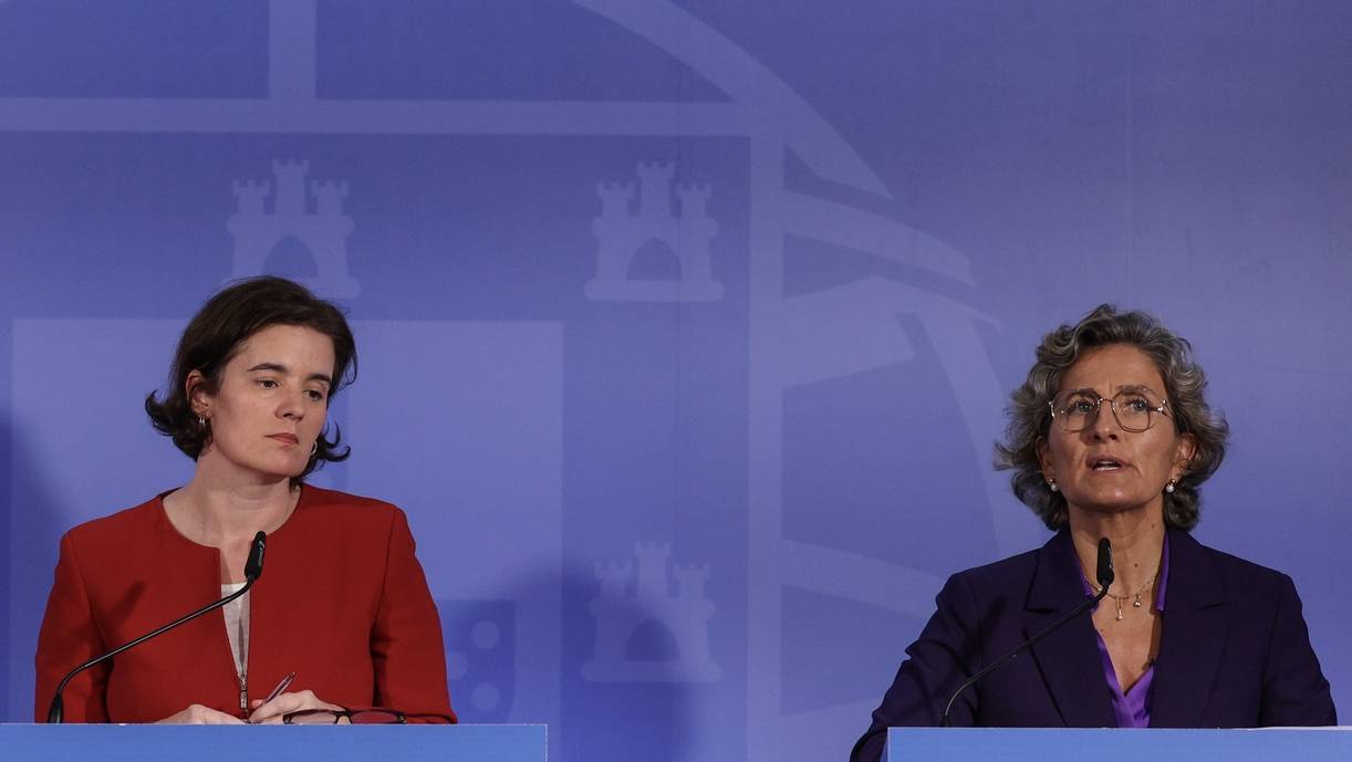 O ministro das Infraestruturas e Habitação, Pedro Nuno Santos (E), ladeado pela ministra da Presidência, Mariana Vieira da Silva (C), e pela ministra da Coesão Territorial, Ana Abrunhosa (D), durante a conferência de imprensa no final da reunião do Conselho de Ministros, que decorreu nas instalações do antigo Ministério do Mar, em Algés, Oeiras, 22 de dezembro de 2022. ANTÓNIO COTRIM/LUSA