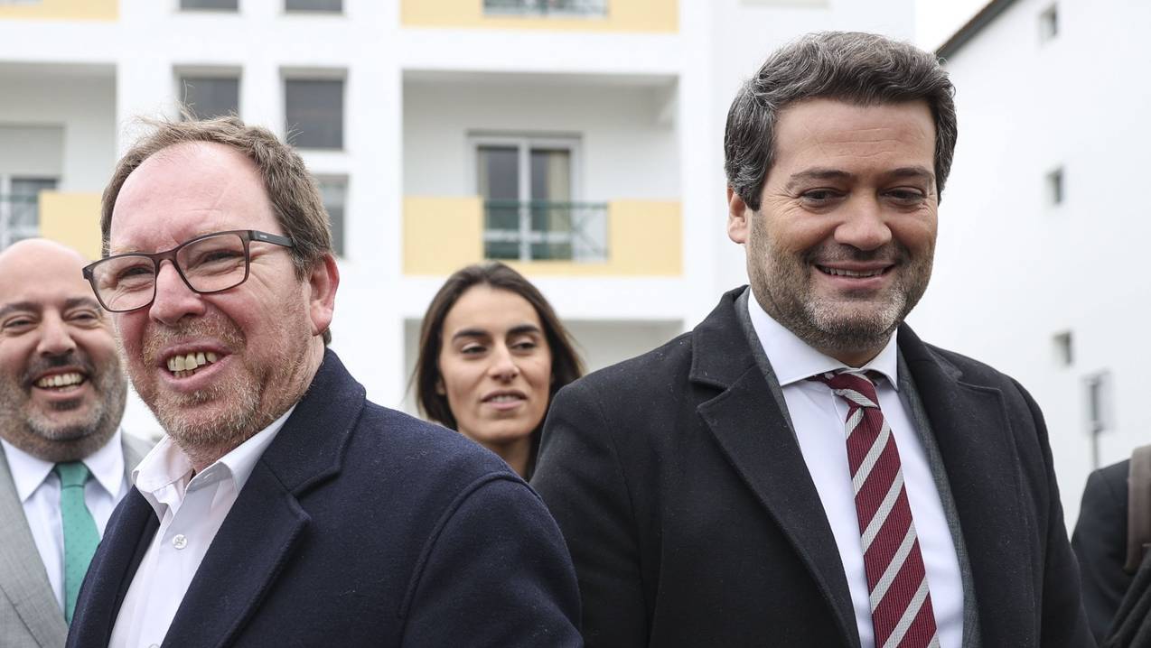 O presidente do Chega, André Ventura (2-D), acompanhado pelo lider do chega/Açores, Jose Pacheco (3-E), momentos antes da reunião com o Sindicato Nacional de Polícia, numa ação de campanha para a eleições regionais do Açores, Ponta Delgada, 29 de janeiro de 2024.Onze forças políticas, incluindo três coligações, disputam no dia 4 de fevereiro os 57 lugares do parlamento açoriano nas legislativas regionais, que decorrem cerca de oito meses antes do previsto. ANDRÉ KOSTERS/LUSA