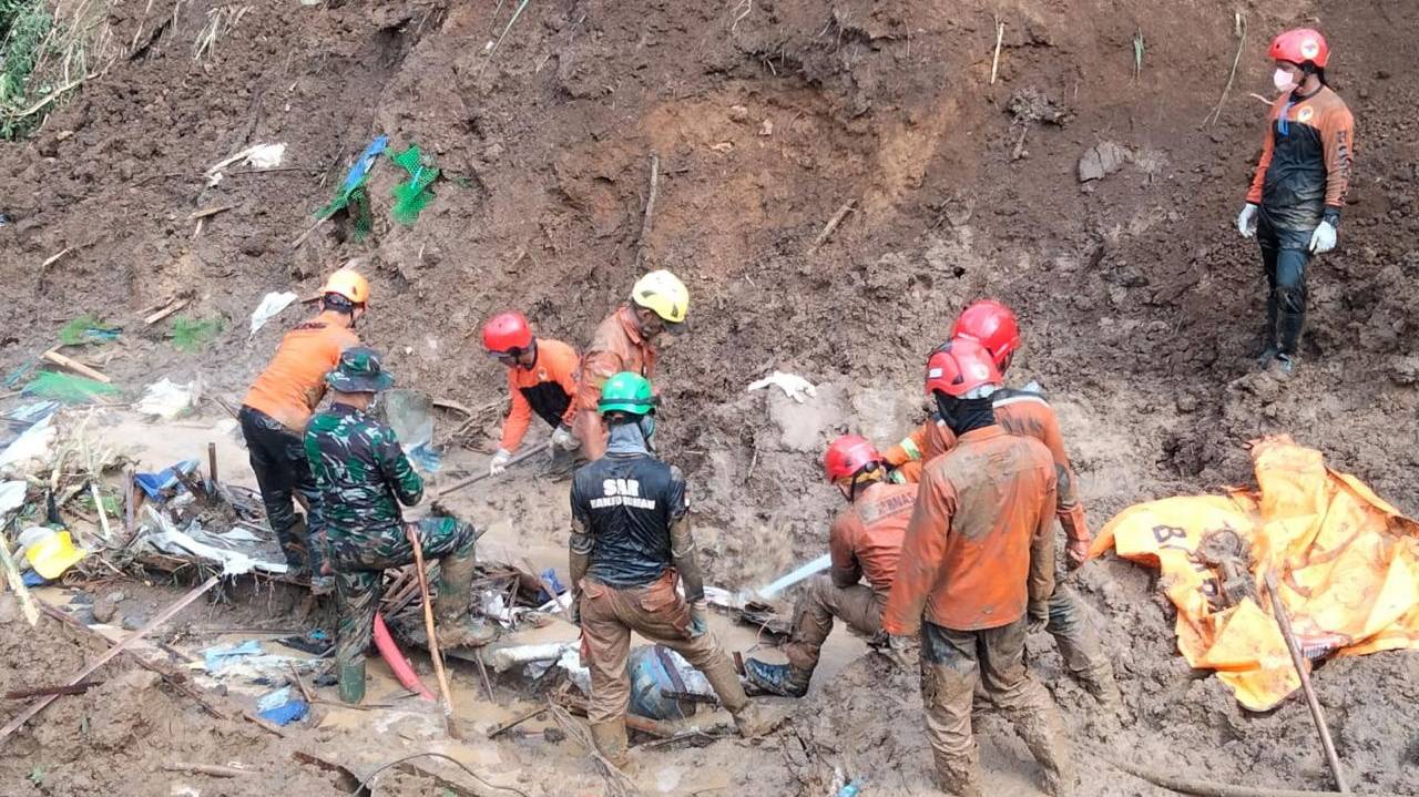 epa11466190 A handout photo made available by the National Search and Rescue Agency (BASARNAS) shows rescuers searching for landslide victims at Tulabo village, Samawa, Gorontalo, Indonesia, 07 July 2024 (issued 08 July 2024). According to The National Disaster Management Agency, six people died and 26 were missing in landslides at Tulabolo village in Gorontalo, which were caused by heavy rainfall over several days and unstable ground conditions,  EPA/BASARNAS / HANDOUT HANDOUT EDITORIAL USE ONLY/NO SALES