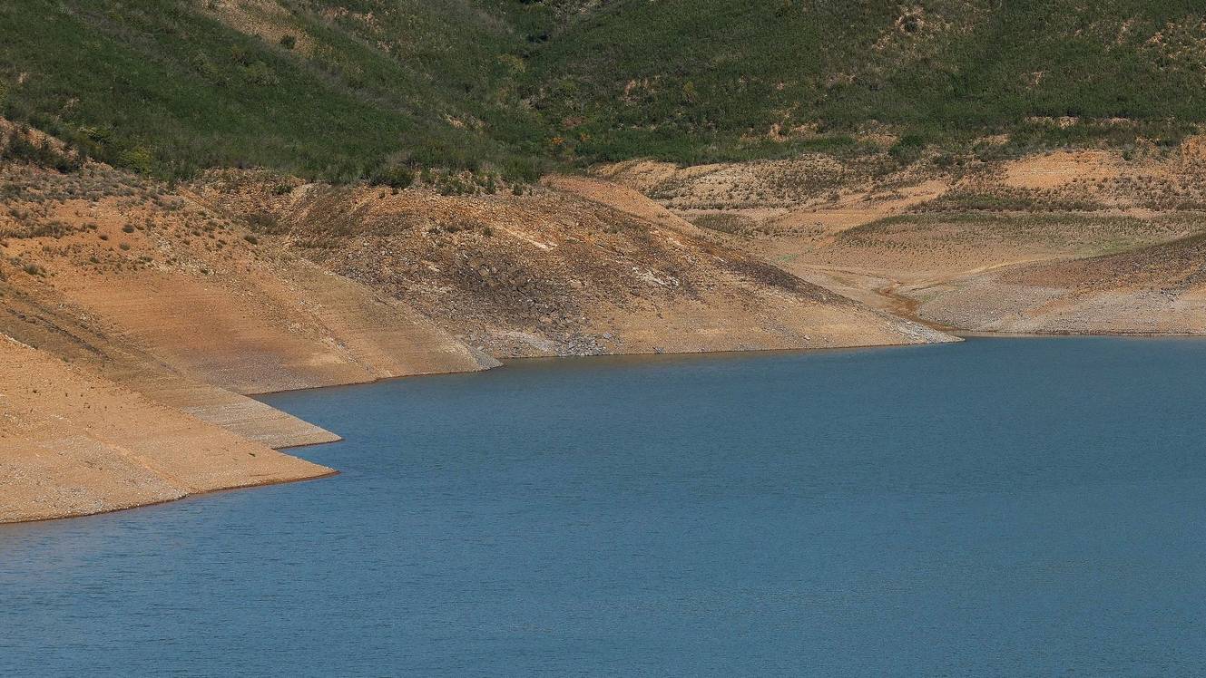 Barragem do Arade, uma das barragem do barlavento Algarvio que se encontrava em novembro a 14,9% do seu nível máximo, devido à falta de chuva que se tem feito sentir no Algarve, em Silves, 21 de dezembro de 2023. Os produtores de laranja algarvios, principalmente os da região de Silves, estão desesperados com a falta de água e alertam para o risco de desaparecimento da cultura de citrinos, estando há dois meses a racionar água. (ACOMPANHA TEXTO DA LUSA DO DIA 23 DE DEZEMBRO DE 2023). LUÍS FORRA/LUSA