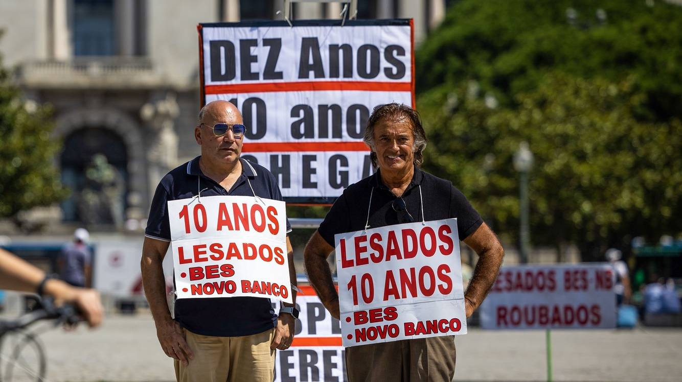 Protesto de lesados do BES/NB por ocasião dos 10 anos da derrocada do Banco Espírito Santo (BES), na avenida dos Aliados, no Porto, 02 de agosto de 2025. JOSÉ COELHO/LUSA