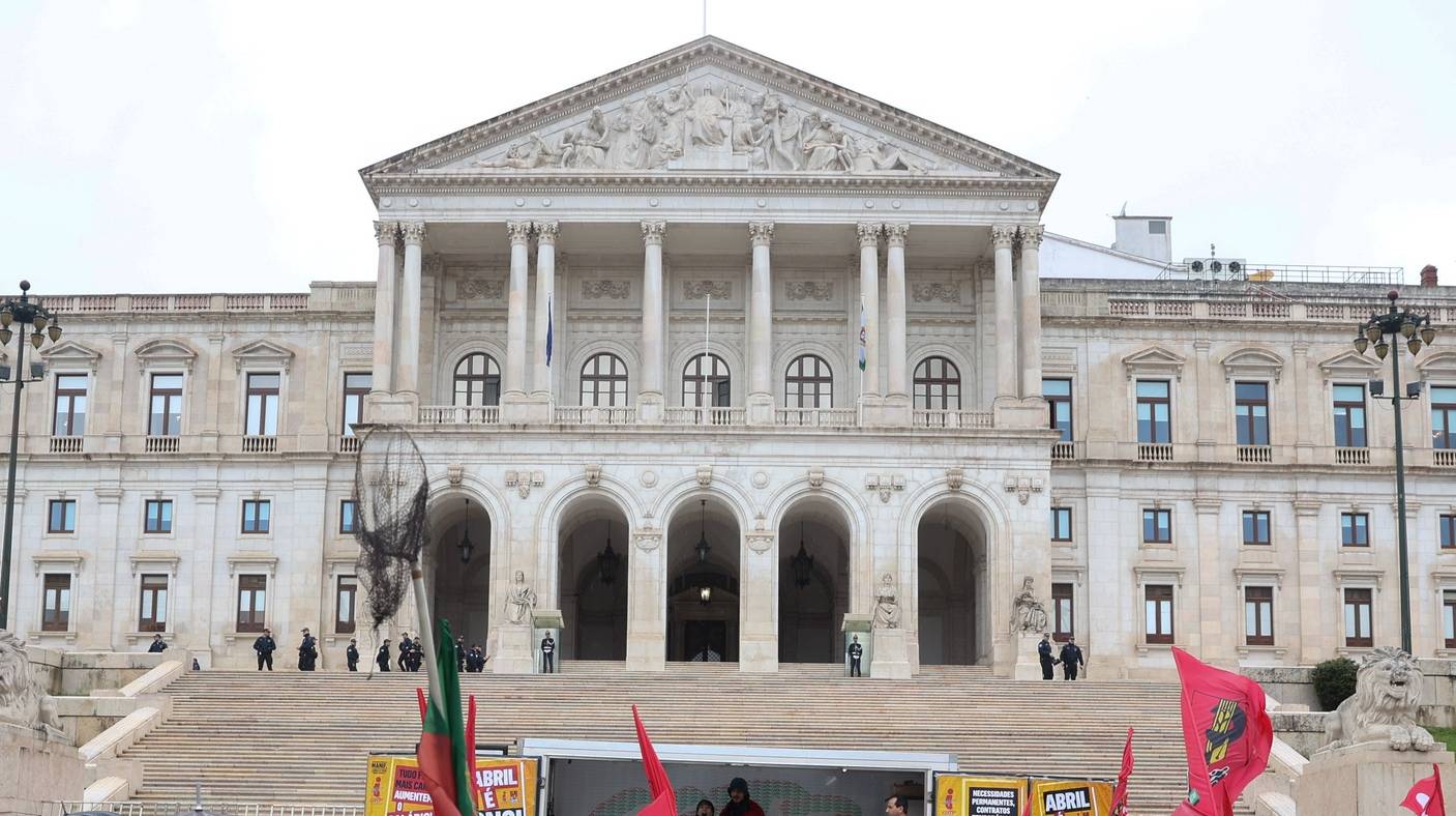 Manifestantes participam no protesto nacional de jovens trabalhadores, organizada pela CGTP-IN/Interjovem em protesto por melhores condições de trabalho e de vida para os jovens trabalhadores, frente à Assembleia da República, em Lisboa, 27 de março de 2024. CARLOS M. ALMEIDA/LUSA