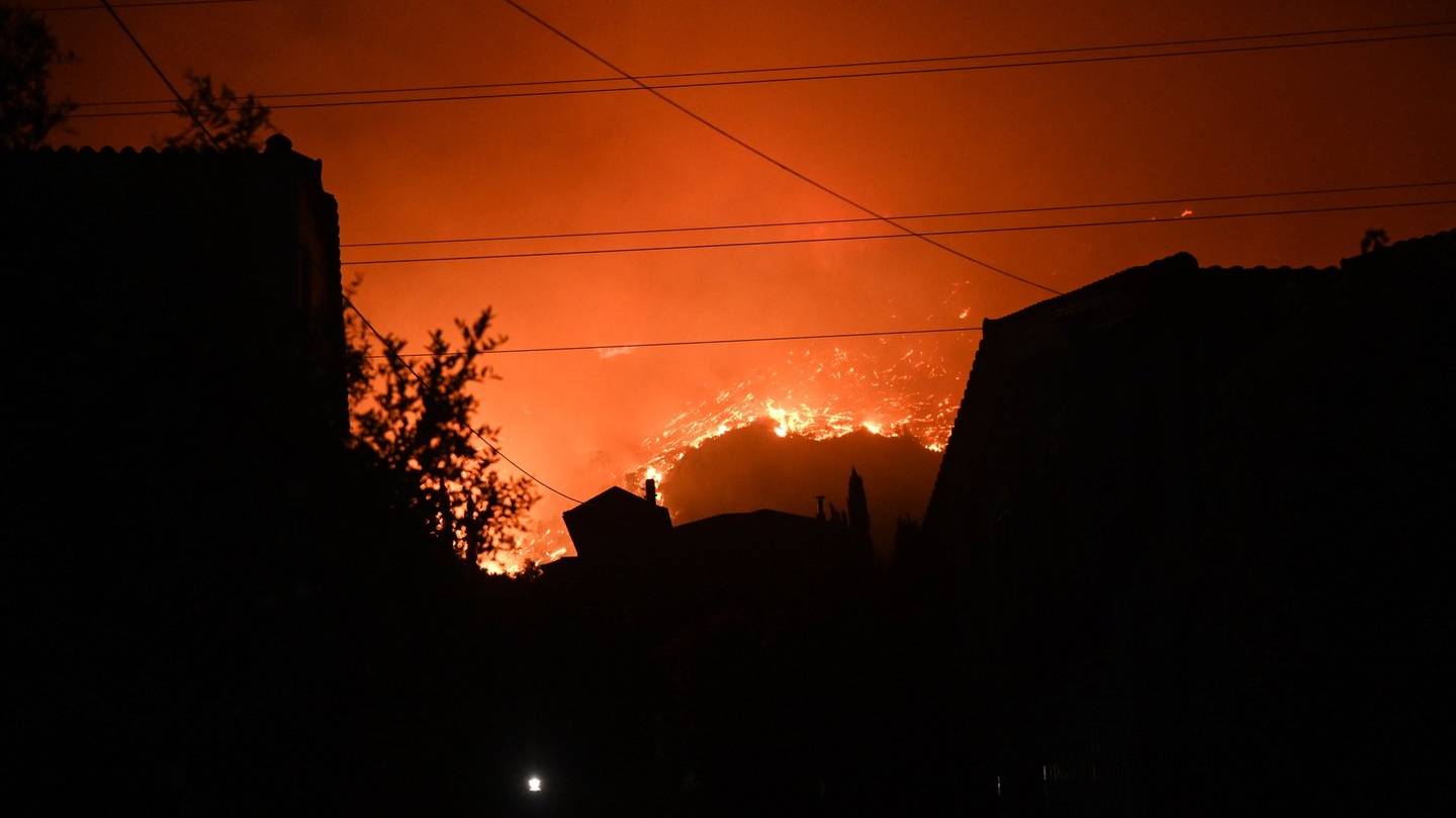 A Grécia combateu dez grandes incêndios florestais de grandes dimensões em julho, um dos quais às portas de Atenas e outro na ilha de Rodes, durante três vagas de calor sucessivas