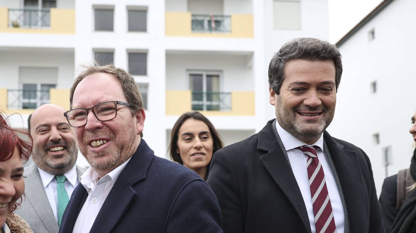 O presidente do Chega, André Ventura (2-D), acompanhado pelo lider do chega/Açores, Jose Pacheco (3-E), momentos antes da reunião com o Sindicato Nacional de Polícia, numa ação de campanha para a eleições regionais do Açores, Ponta Delgada, 29 de janeiro de 2024.Onze forças políticas, incluindo três coligações, disputam no dia 4 de fevereiro os 57 lugares do parlamento açoriano nas legislativas regionais, que decorrem cerca de oito meses antes do previsto. ANDRÉ KOSTERS/LUSA