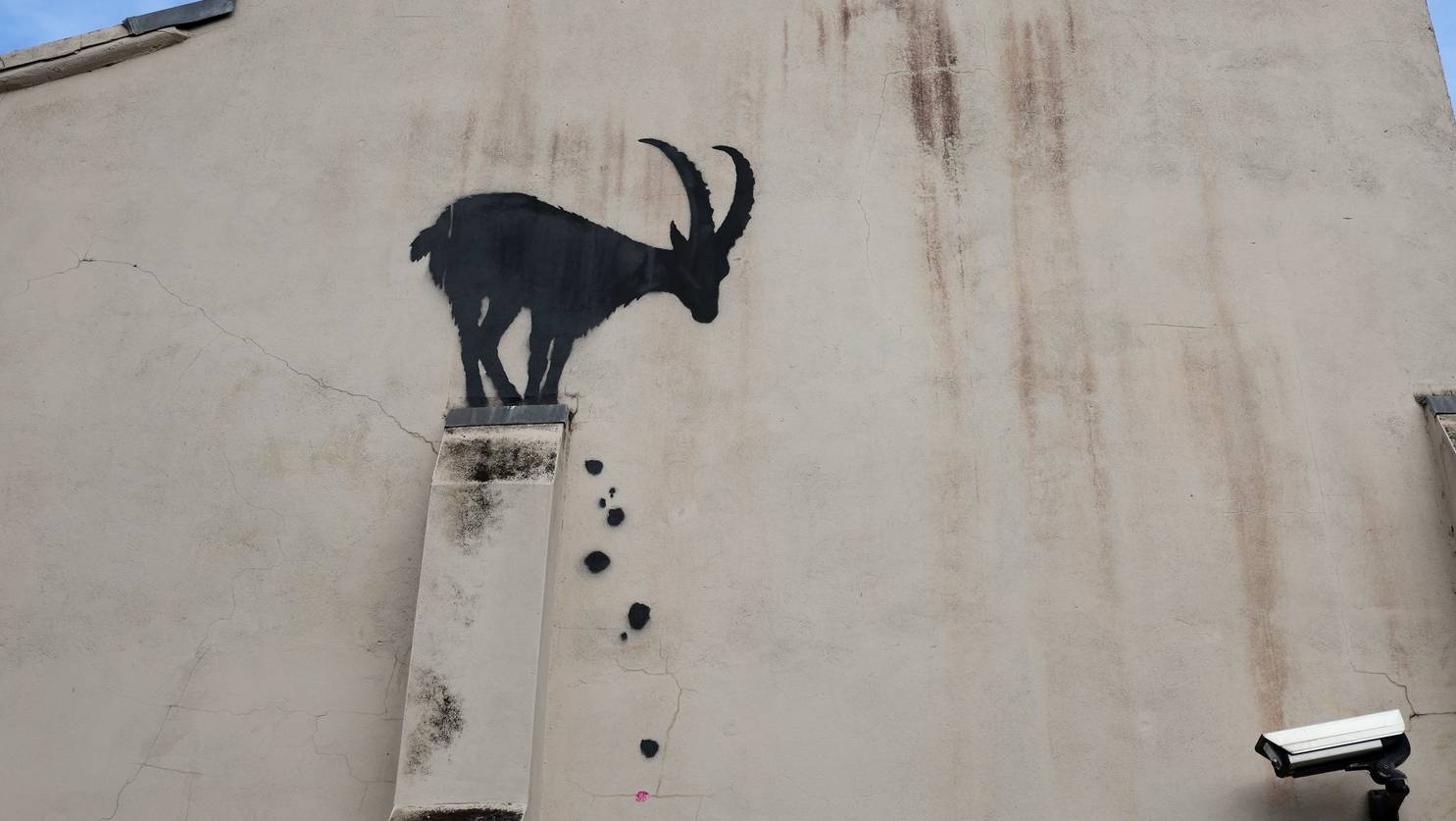 epa11528502 A new artwork depicting a goat by British anonymous street artist Banksy on the side of a home in Kew, south west London, Britain, 05 August 2024. Banksy posted a picture of the artwork on his his social media account.  EPA/ANDY RAIN