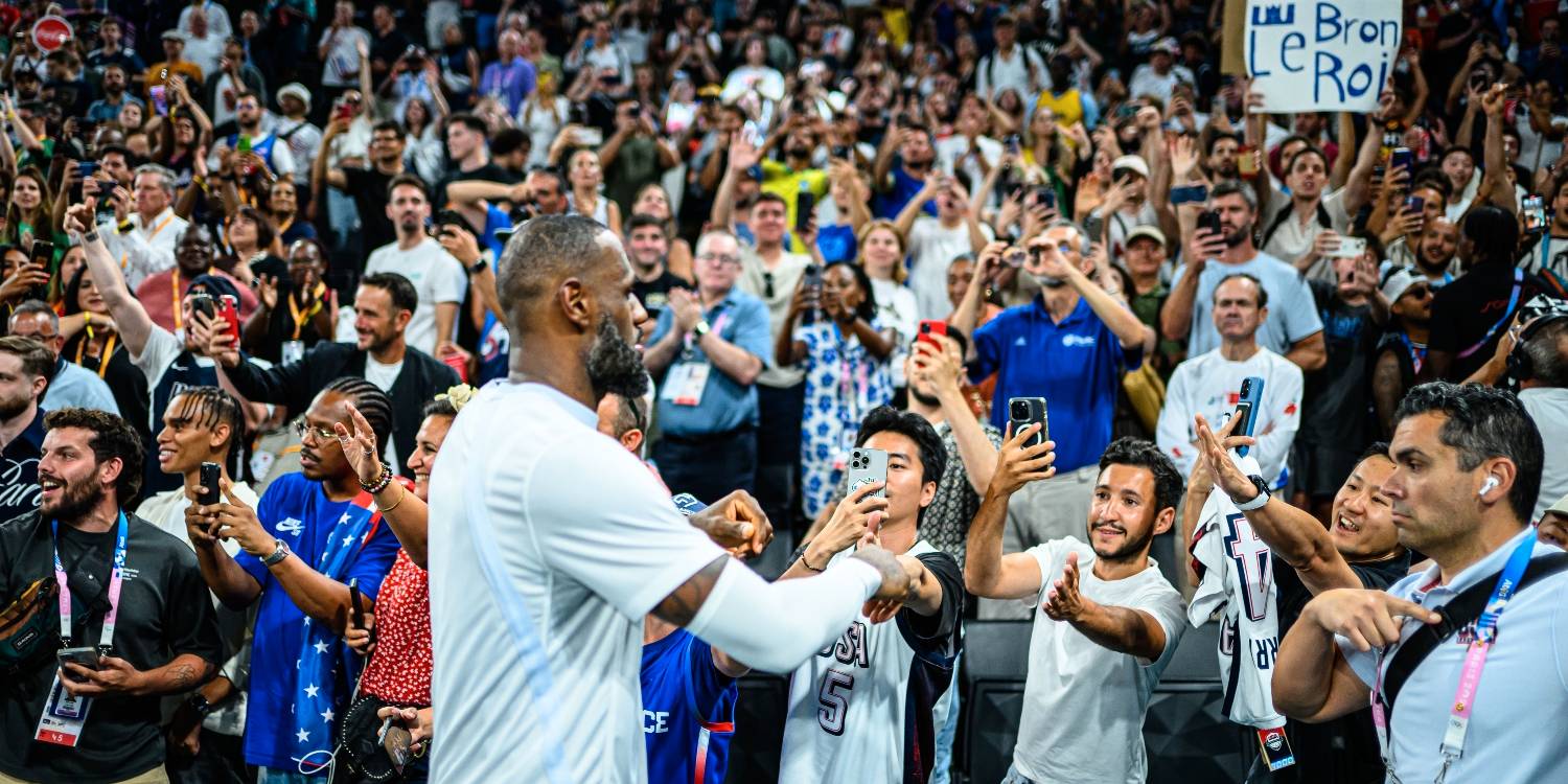 LeBron James é o &quot;não francês&quot; com mais adeptos (cartazes e camisolas incluídas) e só houve uma figura mais aplaudida do que ele no jogo dos EUA: Léon Marchand, campeão olímpico de natação que estava nas bancadas