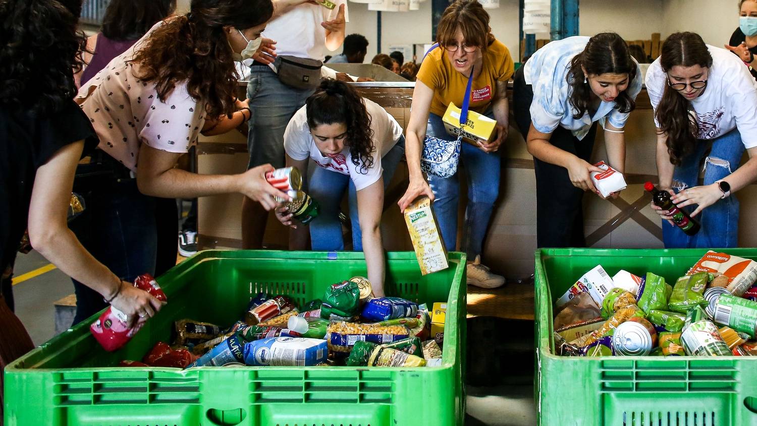 Voluntários do Banco Alimentar Contra a Fome durante a campanha nacional de recolha de alimentos “Seja o próximo a ajudar o próximo” em Lisboa, 28 de maio de 2022. NUNO FOX/LUSA