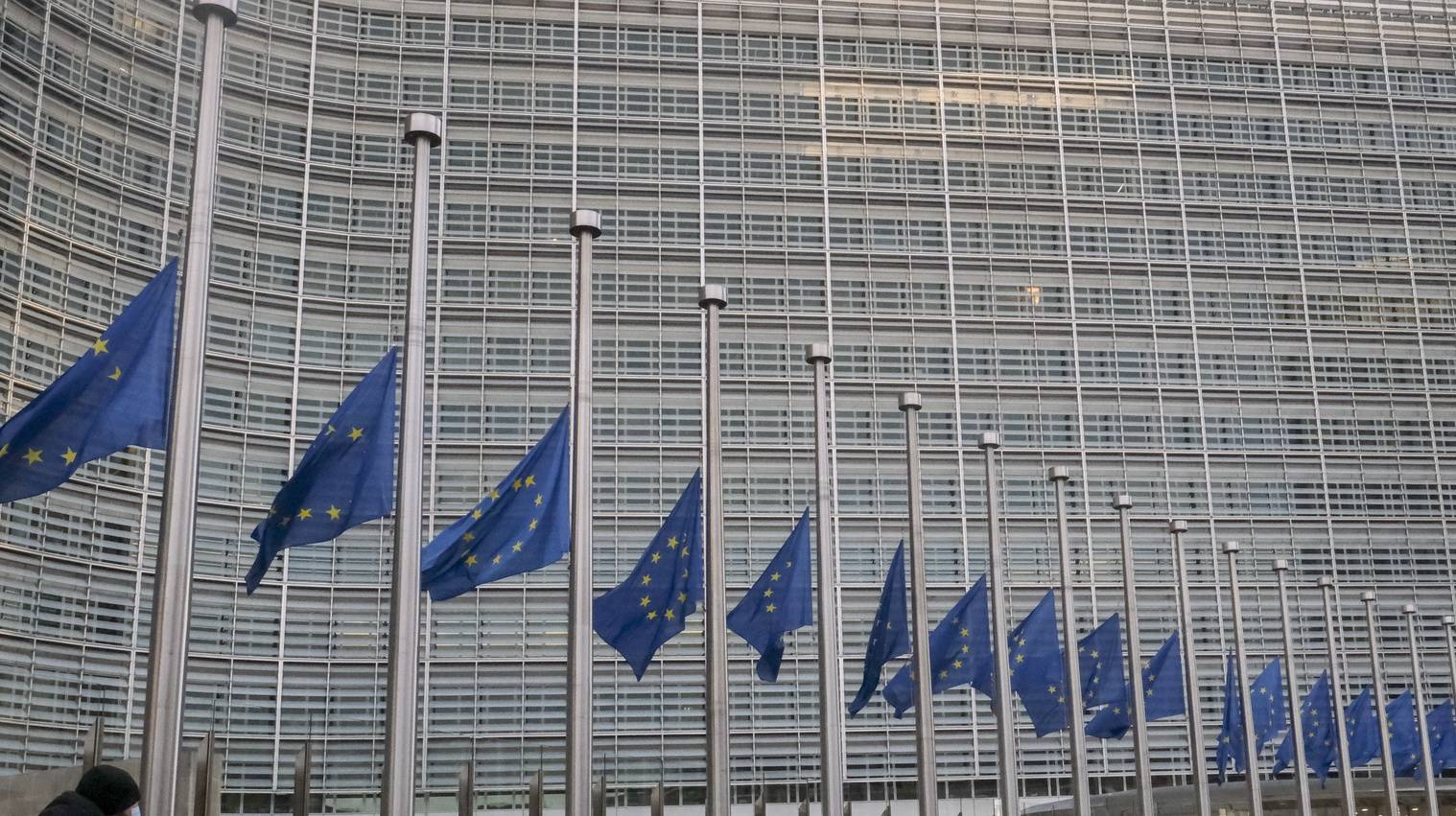 Bandeiras da União Europeia a meia haste na Comissão Europeia devido à morte do presidente do PE David Sassoli