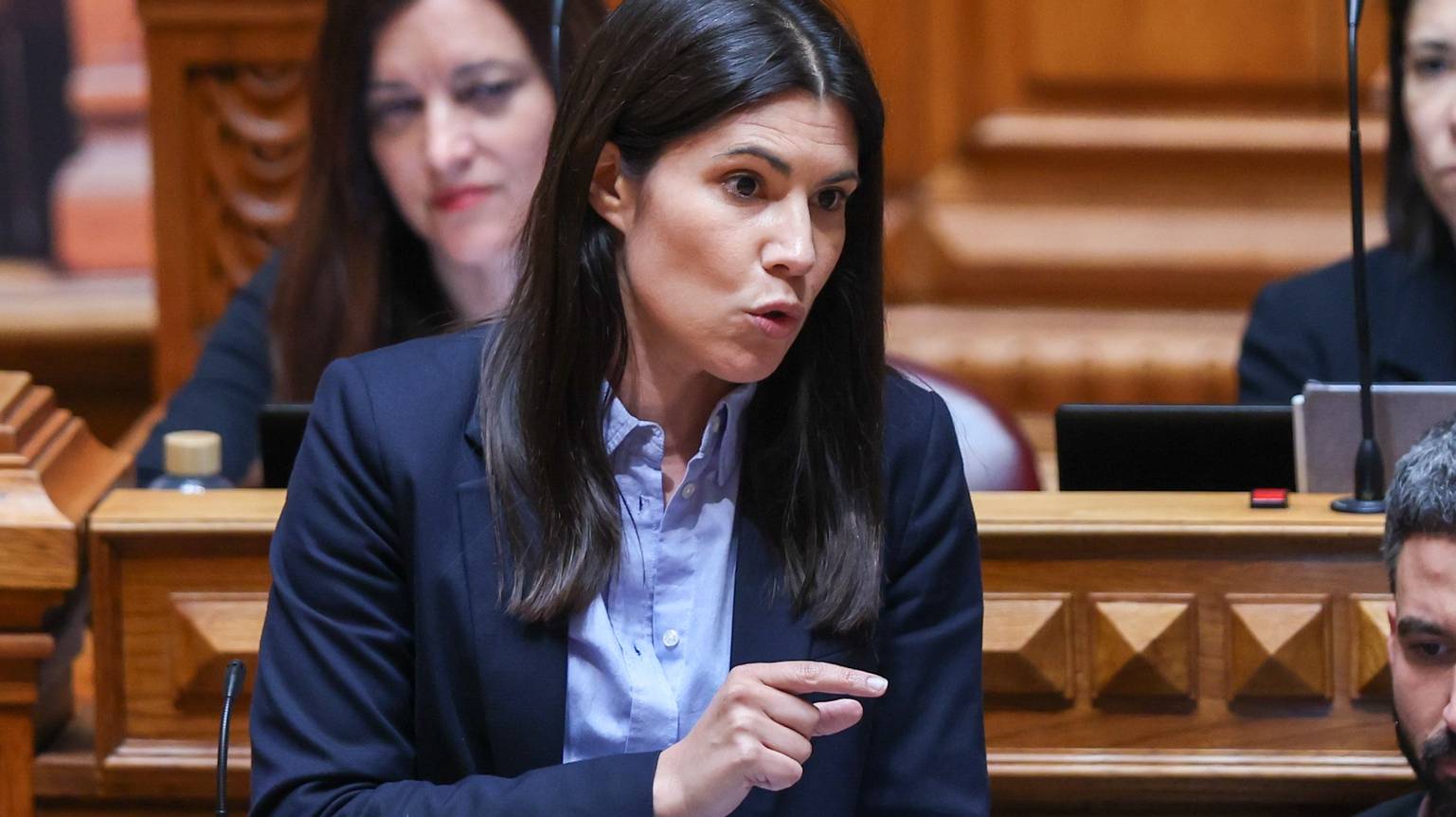 A deputada e coordenadora Nacional do Bloco de Esquerda (BE), Mariana Mortágua, intervém durante o debate parlamentar, na Assembleia da República, em Lisboa, 26 de junho de 2024. ANTÓNIO COTRIM/LUSA