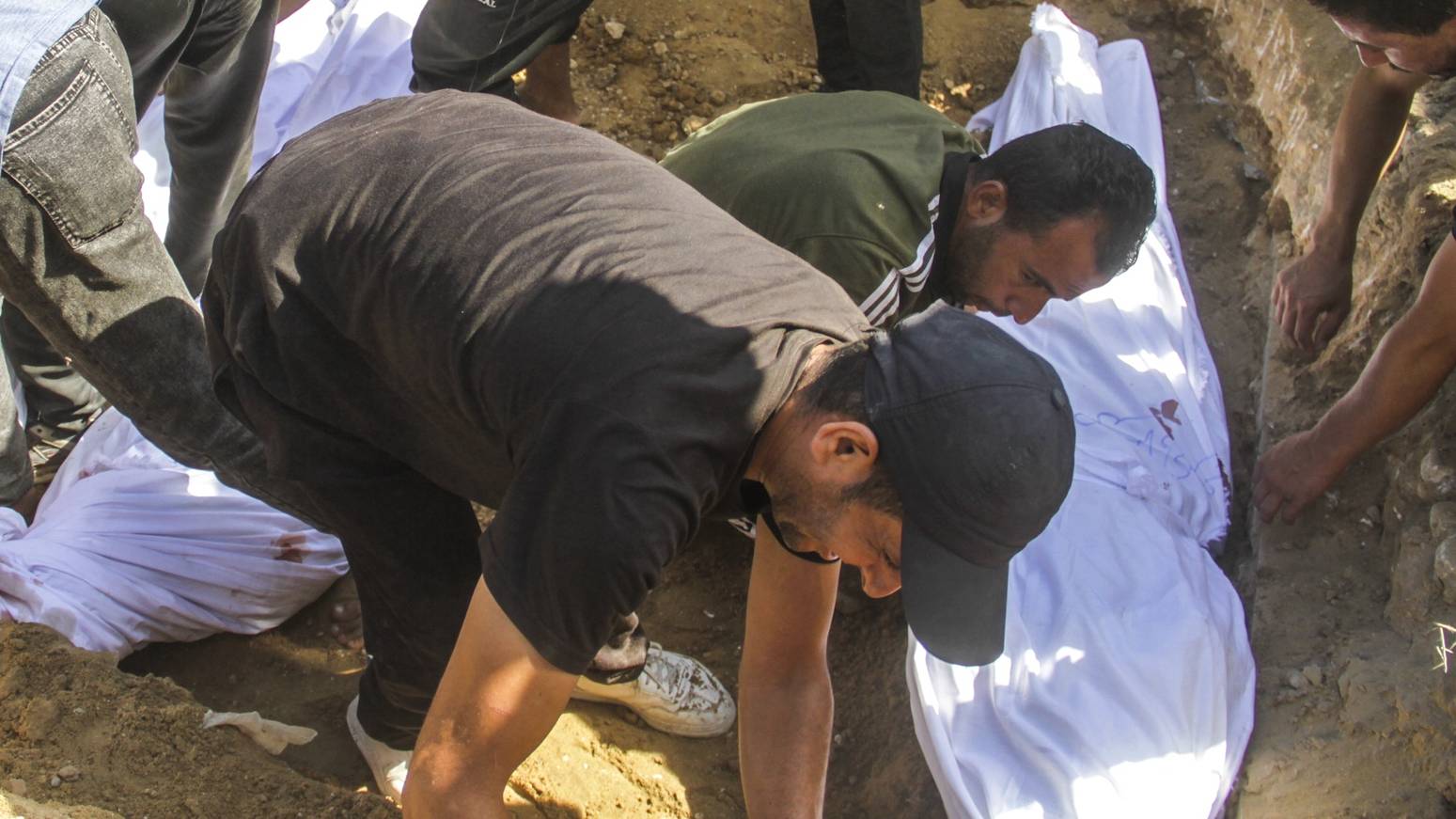 epa11541984 Palestinians bury their dead following an Israeli strike on the Al-Taba&#039;een school in the Daraj Tuffah neighborhood of Gaza, 10 August 2024. At least 93 people were killed in the strike, said the director of Al-Ahli Hospital in Gaza City. According to the Israel Defense Forces (IDF) the strike was carried out against a Hamas &#039;control center embedded in the Al-Taba&#039;een school, adjacent to a mosque in Daraj Tuffah, which serves as a shelter for the residents of Gaza City&#039;. More than 39,600 Palestinians and over 1,400 Israelis have been killed, according to the Palestinian Health Ministry and the Israel Defense Forces (IDF), since Hamas militants launched an attack against Israel from the Gaza Strip on 07 October 2023, and the Israeli operations in Gaza and the West Bank which followed it.  EPA/MAHMOUD ZAKI