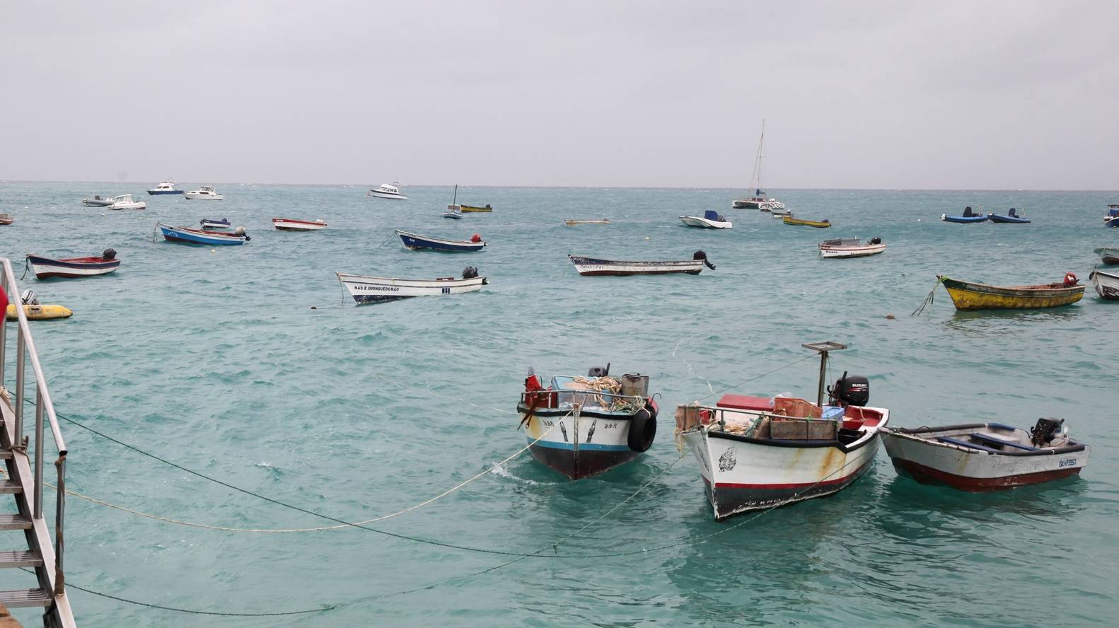 A pandemia levou o turismo do Sal e nos últimos meses vários negócios simplesmente pararam, deixando milhares sem trabalho e que, aos poucos, têm feito a ilha cabo-verdiana voltar às suas raízes: a pesca, Sal, Cabo Verde, 11 de janeiro de 2021. É bem cedo que dezenas de embarcações de pesca artesanal se fazem ao mar, todos os dias, junto ao pontão de Santa Maria, local outrora percorrido por centenas de turistas, todos os dias. Agora, além dos pescadores, estes barcos levam também carpinteiros, pedreiros ou até taxistas, que procuram no mar algum sustento. (ACOMPANHA TEXTO DE 18 DE JANEIRO DE 2021). FERNANDO DE PINA/LUSA