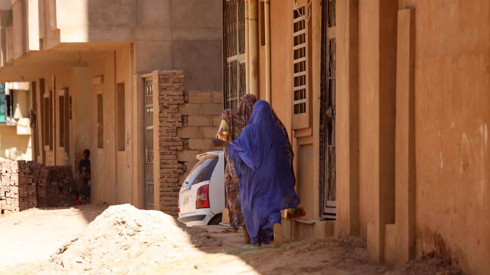 epa10579977 Sudanese women walk on a street in Khartoum, Sudan, 19 April 2023. A power struggle erupted since 15 April between the Sudanese army led by army Chief General Abdel Fattah al-Burhan and the paramilitaries of the Rapid Support Forces (RSF) led by General Mohamed Hamdan Dagalo, resulting in at least 200 deaths according to doctors&#039; association in Sudan.  EPA/STRINGER