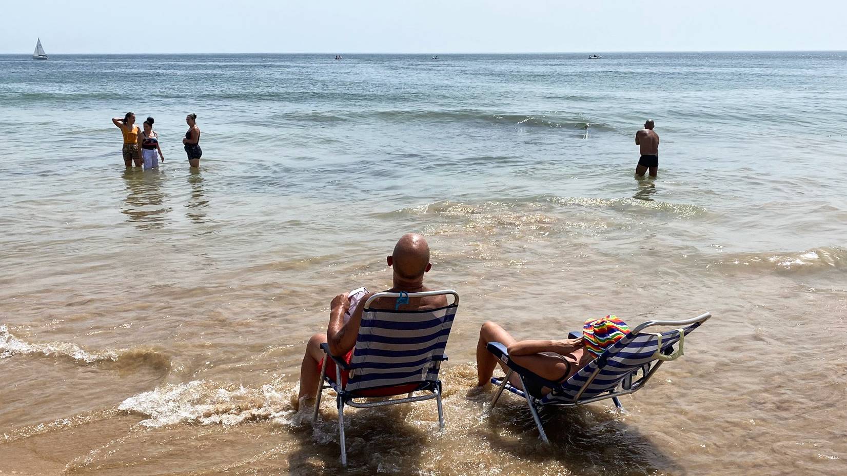 Populares na praia de Carcavelos. Num fim de semana com temperaturas ultrapassar os 40.ºC em diversos distritos do país, sobretudo no interior Norte e Centro e no Alentejo. Segundo o IPMA, as temperaturas máximas vão variar entre os 23º (Porto e Aveiro) e os 43º (Évora) e as mínimas entre os 13º (Bragança e Viseu) e os 26º (Faro). Foi igualmente emitido um aviso laranja de tempo quente até às 5h de domingo, dia 15, para os distritos de Beja, Castelo Branco, Évora e Portalegre e estão ainda sob aviso amarelo os distritos de Braga, Faro, Lisboa, Santarém, Setúbal, Vila Real e Viseu. Carcavelos, 14 de aosto de 2021 MIGUEL A. LOPES/LUSA