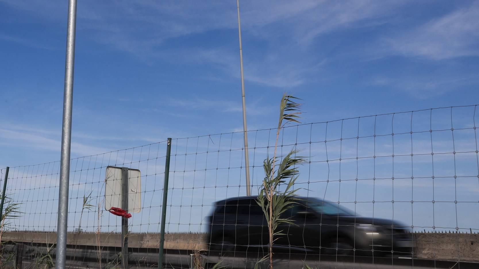 Placa de aviso de entrada em área de controlo da velocidade média dos veículos na Póvoa de Santa Iria, Loures, 30 de agosto de 2023. Os 12 radares de velocidade média vão fiscalizar as autoestradas A1 (Santarém e Mealhada), A3 (Braga e Trofa), A25 (Águeda) e A42 (Paços de Ferreira), nos itinerários complementares IC2 (Loures e Rio Maior, este último em data ainda por definir) e IC19 (Sintra) e nas estradas nacionais EN10 (Montijo e Vila Franca de Xira), EN109 (Figueira da Foz) e EN211 (Marco de Canaveses). (ACOMPANHA TEXTO DE 31-08-2023) TIAGO PETINGA/LUSA