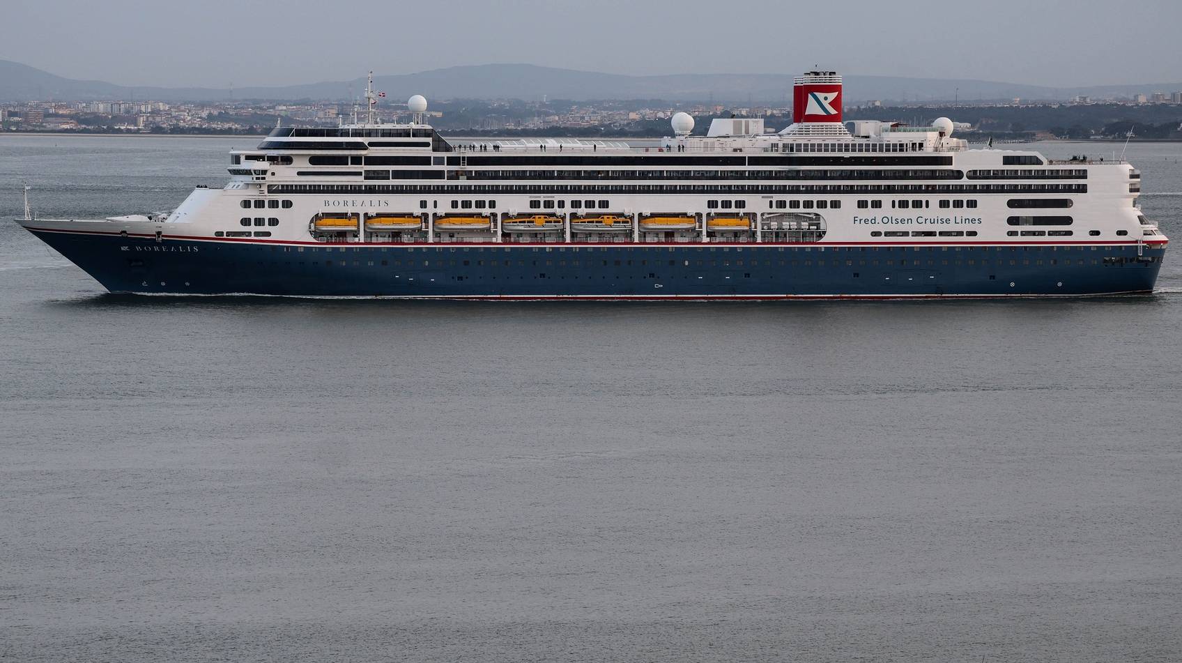 Rio Tejo em Lisboa com navio de cruzeiro, 16 de março de 2023. TIAGO PETINGA/LUSA
