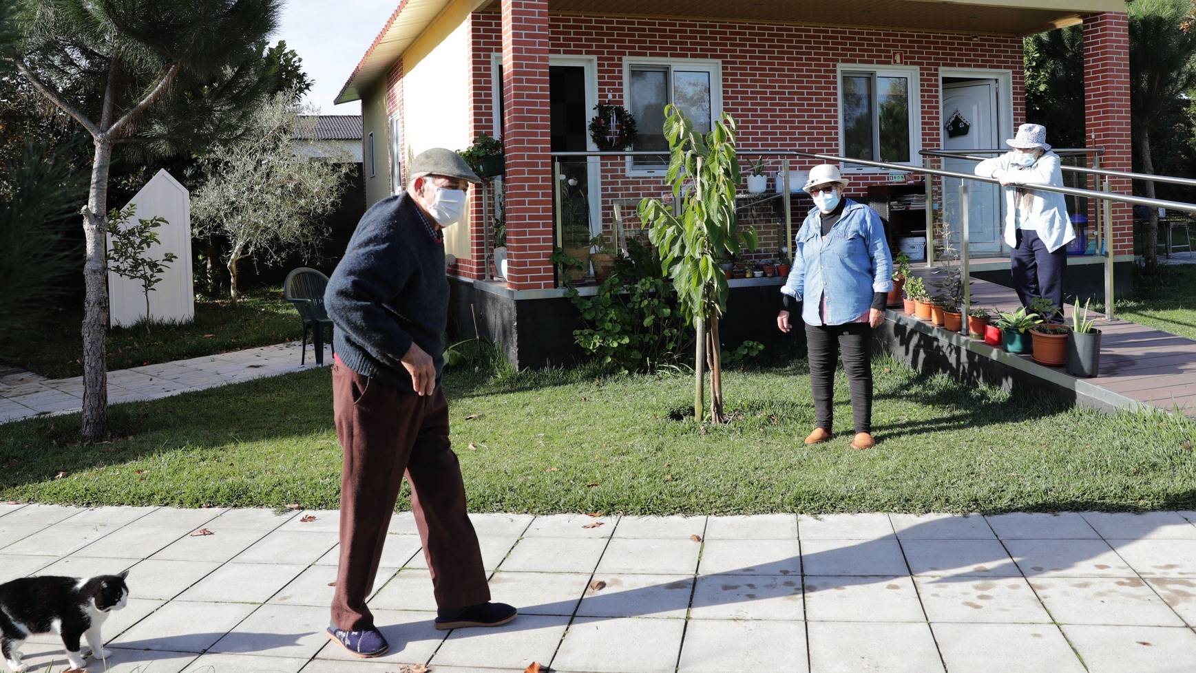 Em Águeda, no distrito de Aveiro, há uma espécie de aldeia social habitada por 19 idosos que lhes permite que possam viver com alguma autonomia, em Mourisca do Vouga, 17 de dezembro de 2020. O projeto Casinhas Autónomas do Pinhal da associação os Pioneiros tem dez casas pré-fabricadas de madeira, separadas por poucos metros de distância e envolvidas por um extenso jardim onde os habitantes têm acesso a serviços médicos, refeições e lavandaria. (ACOMPANHA TEXTO DA LUSA DO DIA 22 DE DEZEMBRO DE 2020). ESTELA SILVA/LUSA