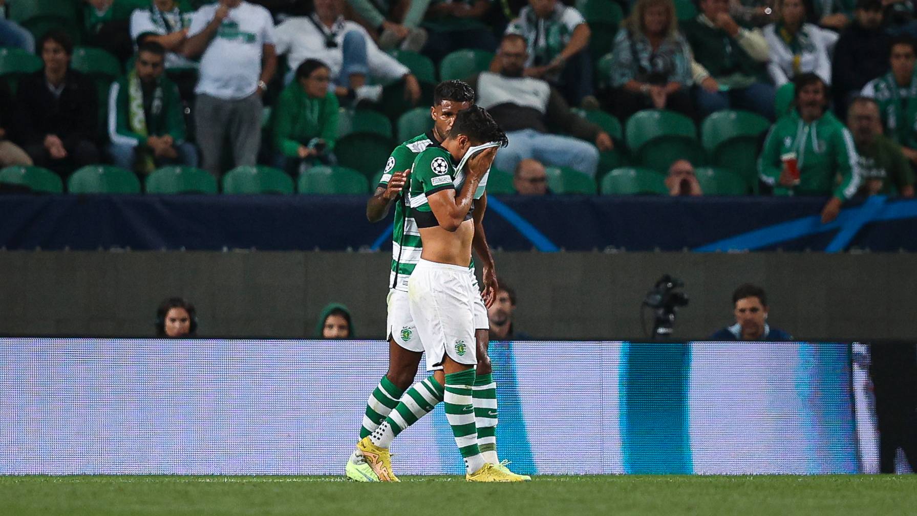 Expulsão de Ricardo Esgaio com conversão da grande penalidade por Guendouzi foram um momento de viragem no encontro em Alvalade