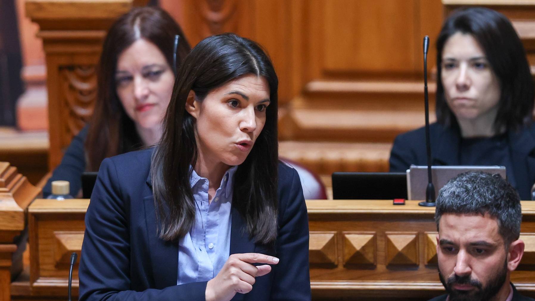 A deputada e coordenadora Nacional do Bloco de Esquerda (BE), Mariana Mortágua, intervém durante o debate parlamentar, na Assembleia da República, em Lisboa, 26 de junho de 2024. ANTÓNIO COTRIM/LUSA