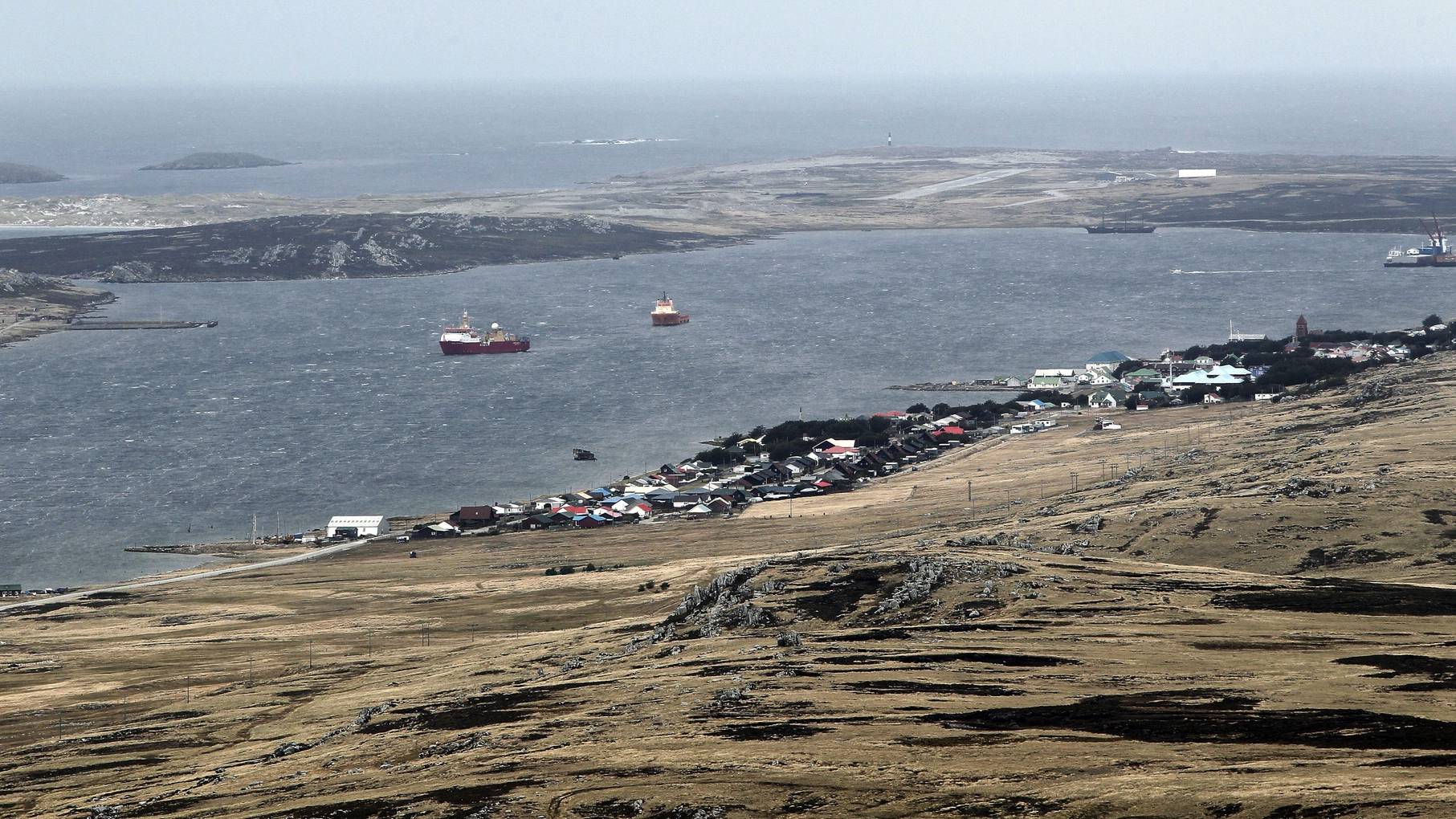 epa05235051 (FILE) A file photograph dated 21 March 2012 showing a general view of Stanley, Falkland Islands. Reports on 29 March 2016 state that the Falkland Islands have requested the British Government to clarify the meaning of the decision by the UN Commission on the Limits of the Continental Shelf that woulf leave the Islanders surrounded by Argentina&#039;s territorial waters.  EPA/FELIPE TRUEBA *** Local Caption *** 51872247