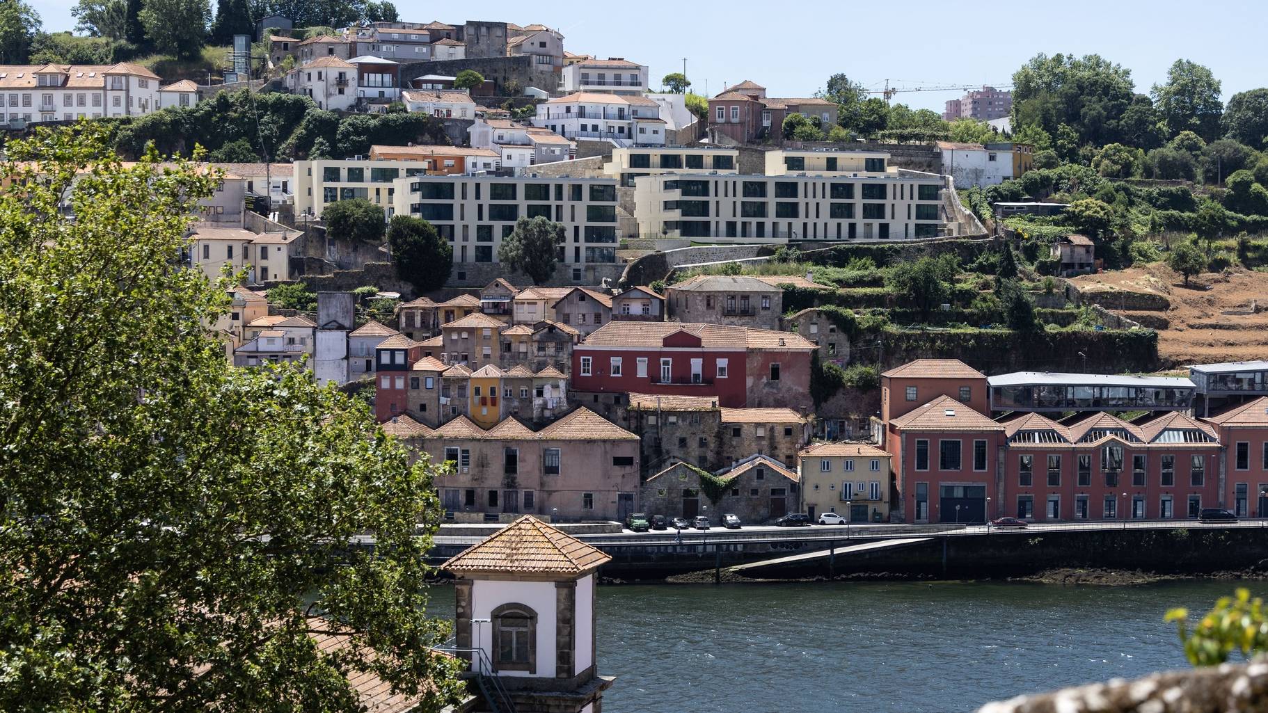 Vista de habitações na marginal de Vila Nova de Gaia a partir do Porto, 13 de junho de 2024.. JOSÉ COELHO/LUSA