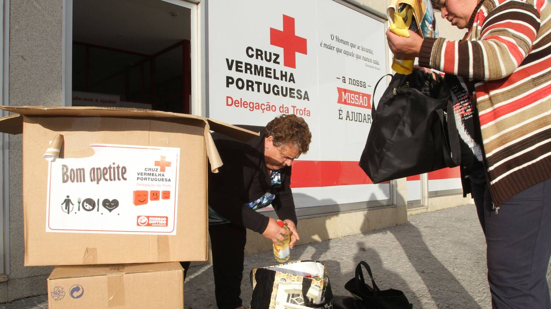 Distribuição de alimentos através do apoio do Banco Alimentar Contra a Fome, do Continente, do Fundo Europeu de Auxílio aos Carenciados e de outras entidades, contribuindo para a resolução de situações de carência alimentar e falta de dignidade das famílias.