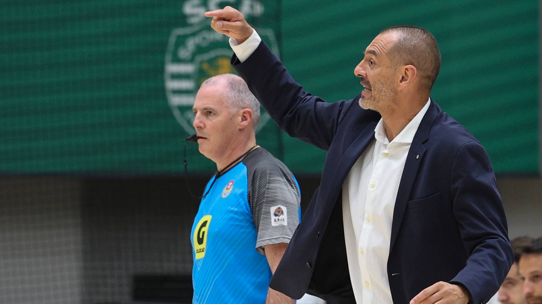 O treinador do Sporting,  Pedro Monteiro, durante o  4.º jogo do play-off com o Benfica para atribuição do título de campeão nacional de Basquetebol, disputado no Pavilhão João Rocha, em Lisboa, 11 de junho de 2023. ANTÓNIO COTRIM/LUSA