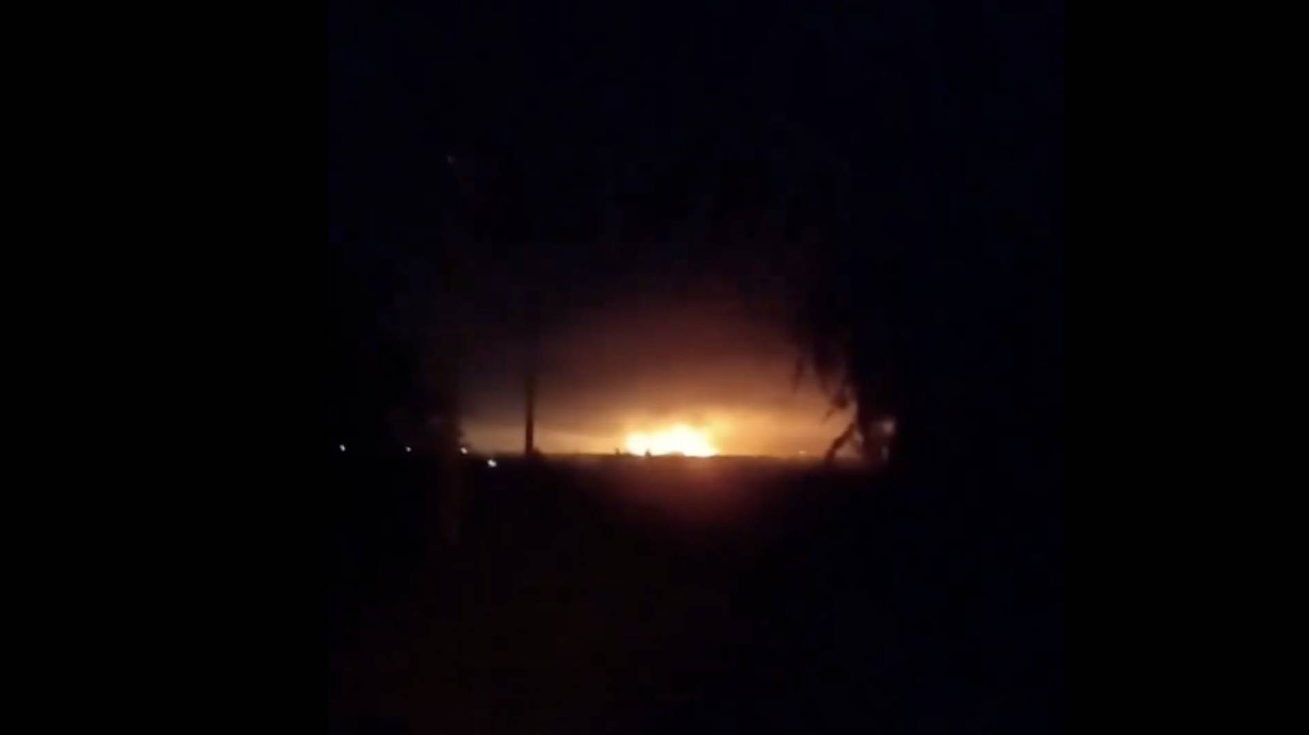 Captura de ecrã de um vídeo divulgado pela Astra (jornal independente russo) das explosões e incêndios na base área militar de Lipetsk, na Rússia