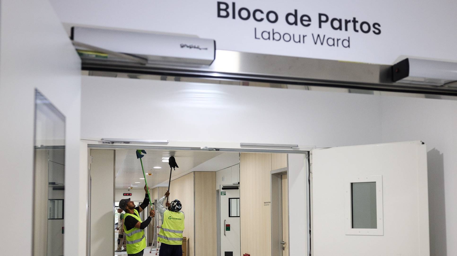 Operários ultimam acabamentos durante uma visita às novas urgências de obstetrícia e maternidade do Hospital Santa Maria, em Lisboa, 26 de julho de 2024. (ACOMPANHA TEXTO DE 28 DE JULHO DE 2024). TIAGO PETINGA/LUSA